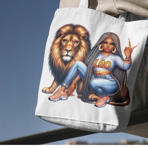Puede incluir: Una bolsa de tela blanca con un gr&aacute;fico de una mujer con trenzas largas y un le&oacute;n. La mujer lleva pantalones vaqueros azules, una camisa blanca y una camiseta amarilla que dice "Leo".