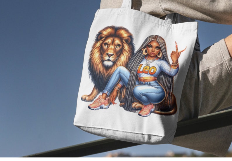 Puede incluir: Una bolsa de tela blanca con un gr&aacute;fico de una mujer con trenzas largas y un le&oacute;n. La mujer lleva pantalones vaqueros azules, una camisa blanca y una camiseta amarilla que dice "Leo".