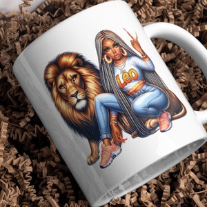 Puede incluir: Taza de cer&aacute;mica blanca con una ilustraci&oacute;n colorida de una mujer con trenzas largas y un le&oacute;n. La mujer lleva pantalones vaqueros azules y una camiseta amarilla con la palabra "Leo" en ella.