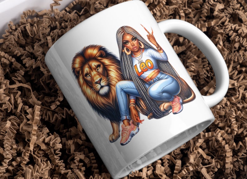 Puede incluir: Taza de cer&aacute;mica blanca con una ilustraci&oacute;n colorida de una mujer con trenzas largas y un le&oacute;n. La mujer lleva pantalones vaqueros azules y una camiseta amarilla con la palabra "Leo" en ella.