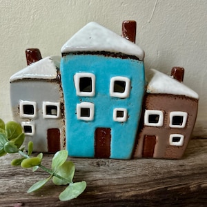 Set med värmeljushållare i keramik från havet, rad med hus - Coastal Pottery House Decor