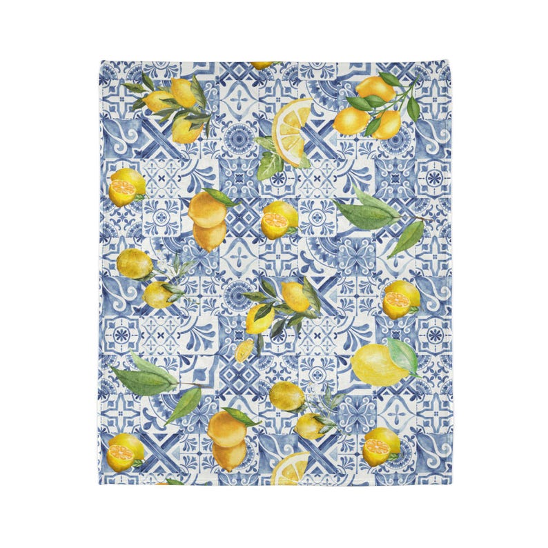K&ouml;nnte beinhalten: Ein blauer und wei&szlig;er Stoff mit einem Zitronenmotiv. Der Stoff zeigt ein sich wiederholendes Muster aus Zitronen, Bl&auml;ttern und blauen und wei&szlig;en Fliesen.