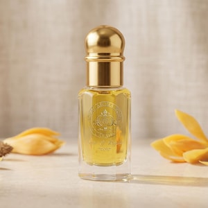 Puede incluir: Un frasco de perfume de vidrio transparente con tapa y detalles dorados, lleno de líquido amarillo. El frasco tiene un diseño en relieve. Flores amarillas y una piña se disponen alrededor del frasco, sugiriendo una fragancia floral.