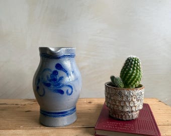 西ドイツのHandarbeit手描きの青い陶器の塩釉ピッチャー1/4リットル