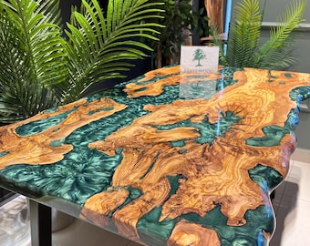 Personalisierter Fluss-Esstisch aus Olivenholz, grünes Epoxidharz, Live Edge