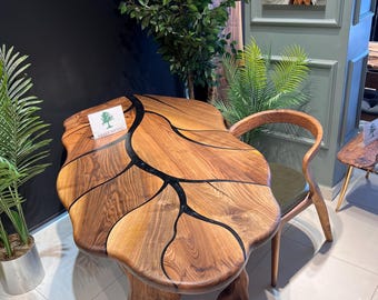 Blattförmiger Esstisch aus Walnussholz: Maßgefertigter Tisch aus einem Baumstamm mit natürlicher Baumkante, 78,7" x 39,3"