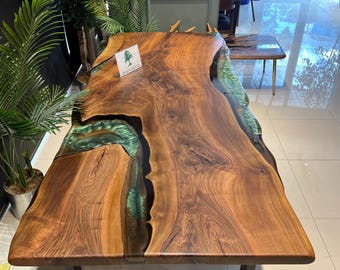 Luxuriöser Esstisch aus Walnussholz mit natürlicher Baumkante und smaragdgrüner Epoxidharzbeschichtung | Handgefertigter Massivholztisch | Einzigartiges Unikat