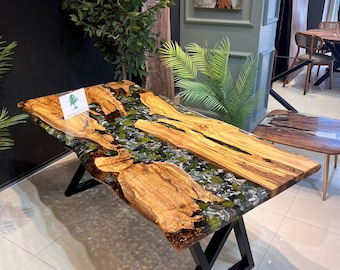 Stein- und moosbedeckter Tisch, Fluss aus klarem Epoxidharz, Esstisch, Küchentisch, Olivenbaum