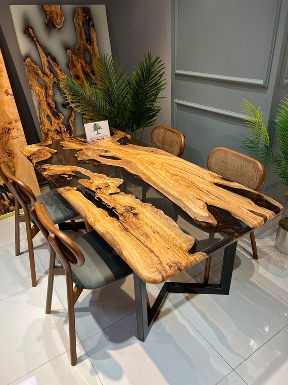 Personalisierter Tisch aus Olivenholz: Live Edge fr Kche oder Esszimmer -  Etsy.de