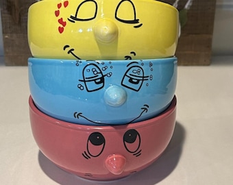 Vintage lustiges Gesicht Smiley rosa und gelbe keramische Schüsseln, pertrudierende Nasenschalen, Gesichtsausdrücke, Küchengeschirr, Dekoration