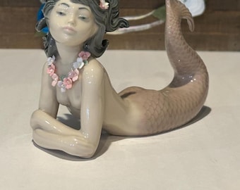 Lladro Fantasy Mermaid Figurine #1414 Sirena Brazos Cruzados: Porcelain Sculpture with Flower Necklace