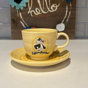 Tazza e piattino vintage Fiesta Ware Sylvester Cat gialli di Homer Laughlin