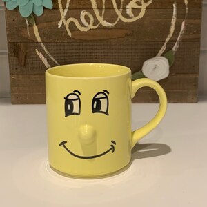 Livingware Collection Gelbes Gesicht mit 3D Nase Kaffeetasse | Sammelbare 3D Gesicht Kaffeetasse