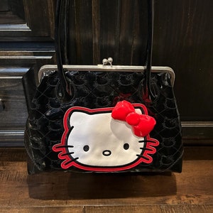 Bolso Hello Kitty negro con forro rojo / Bolso grande de piel de charol negro de Hello Kitty