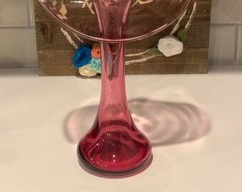Pilgrim Glass MCM Cranberry Cased Tall Jack en el jarrón del púlpito