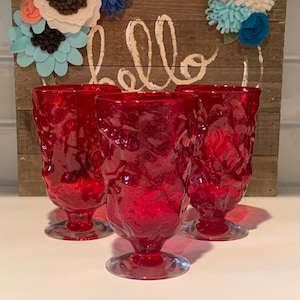 Rubin Crinkle Water Goblet von MORGANTOWN | Rubinglas Tischdekoration
