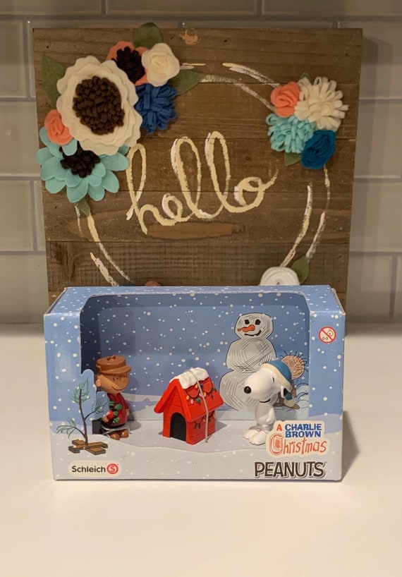 Schleich Charlie Brown and Snoopy Christmas Scenery Pack - Made in