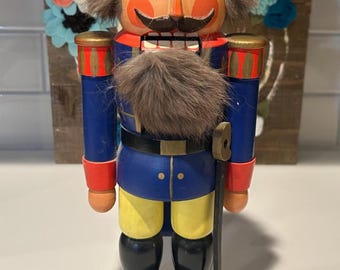 German Erzgebirgische Volkskunst Nutcracker
