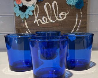 Può includere: Set di tre bicchieri in vetro blu cobalto. I bicchieri sono trasparenti e hanno una leggera curvatura.