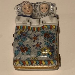Chantilly Limoges Klapp Trinket Box | Ein Paar im Bett liegend Schmuckschachtel | Eitelkeit Dekor | Pillendose | Limoges Sammlerstücke | Hochzeits-Geschenke