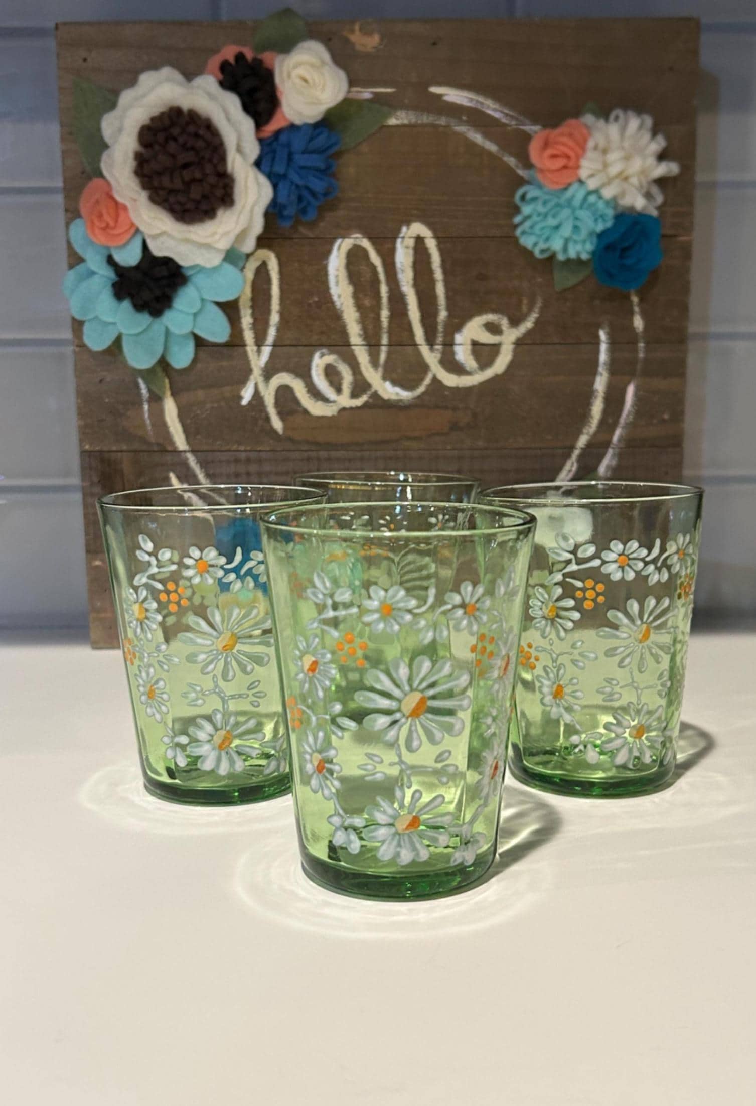 Paire de verres à vin peints à la main Spring Daisy Design