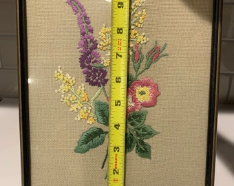 Broderie Crewel Encadrée Vintage - Motif Chalet Anglais Jardin, Cadre Arqué, 19.5"x15"