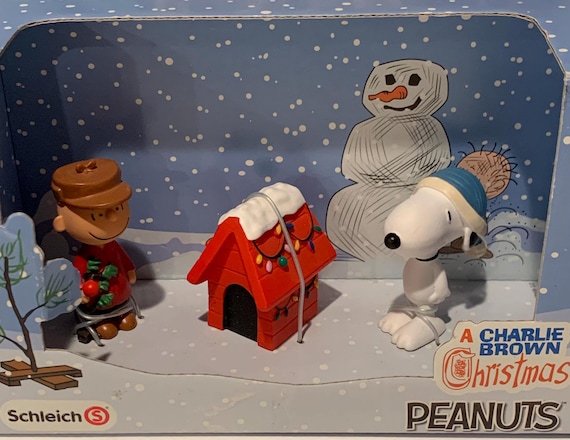 Schleich Charlie Brown and Snoopy Christmas Scenery Pack - Made in