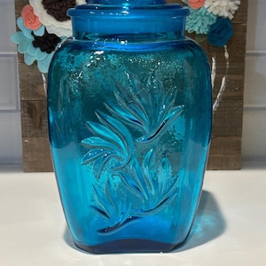 Recipiente de vidrio con forma de pergamino de arena azul zafiro LE Smith