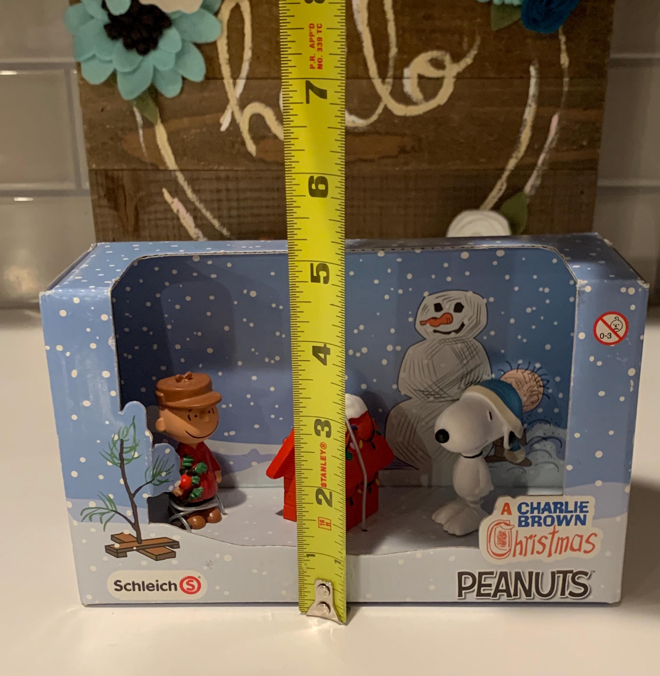 Schleich Charlie Brown and Snoopy Christmas Scenery Pack - Made in