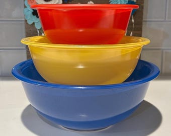 ヴィンテージのダークレッドの Pyrex 323 1.5 L ミキシングボウル