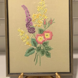 Vintage Crewel umrahmte Stickerei | Boho Garn Kunst | Textilkunst | Vintage Crewel Blumenstickerei | Gerahmte Blumen Crewel Home Decor