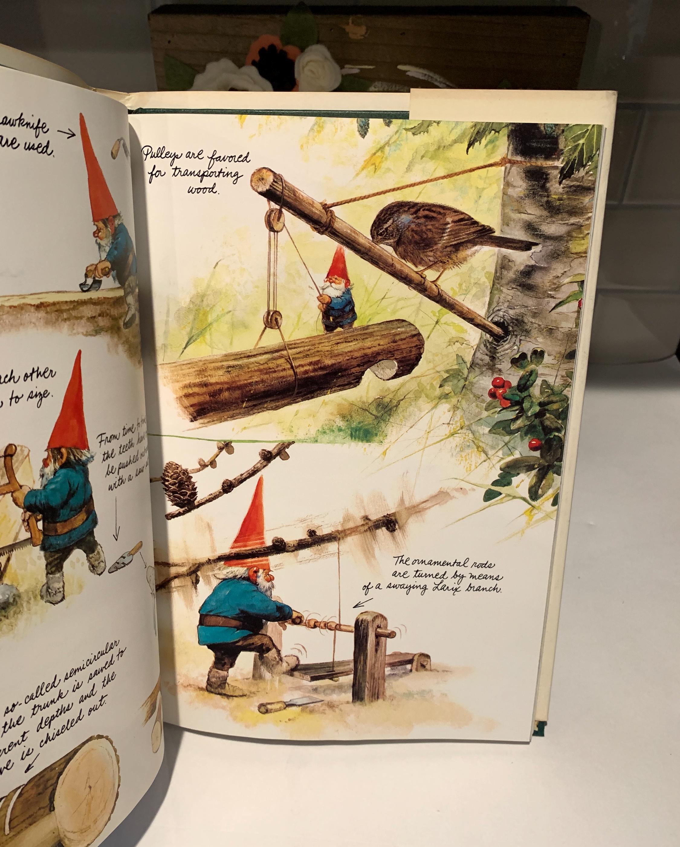 洋書 Secrets of the Gnomes - Rien Poortvliet Secrets of the Gnomes by RIEN POORTVLIET (1984-10-12): Books