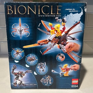 Op de afbeelding: Bionicle Jaller & Gukko set, een Lego-bouwset met een rood, oranje en zilveren robot met zes poten en een geel en rood robotfiguur. De doos heeft de tekst "Bionicle" en "www.bionicle.com". Het Lego-setnummer is 8594.