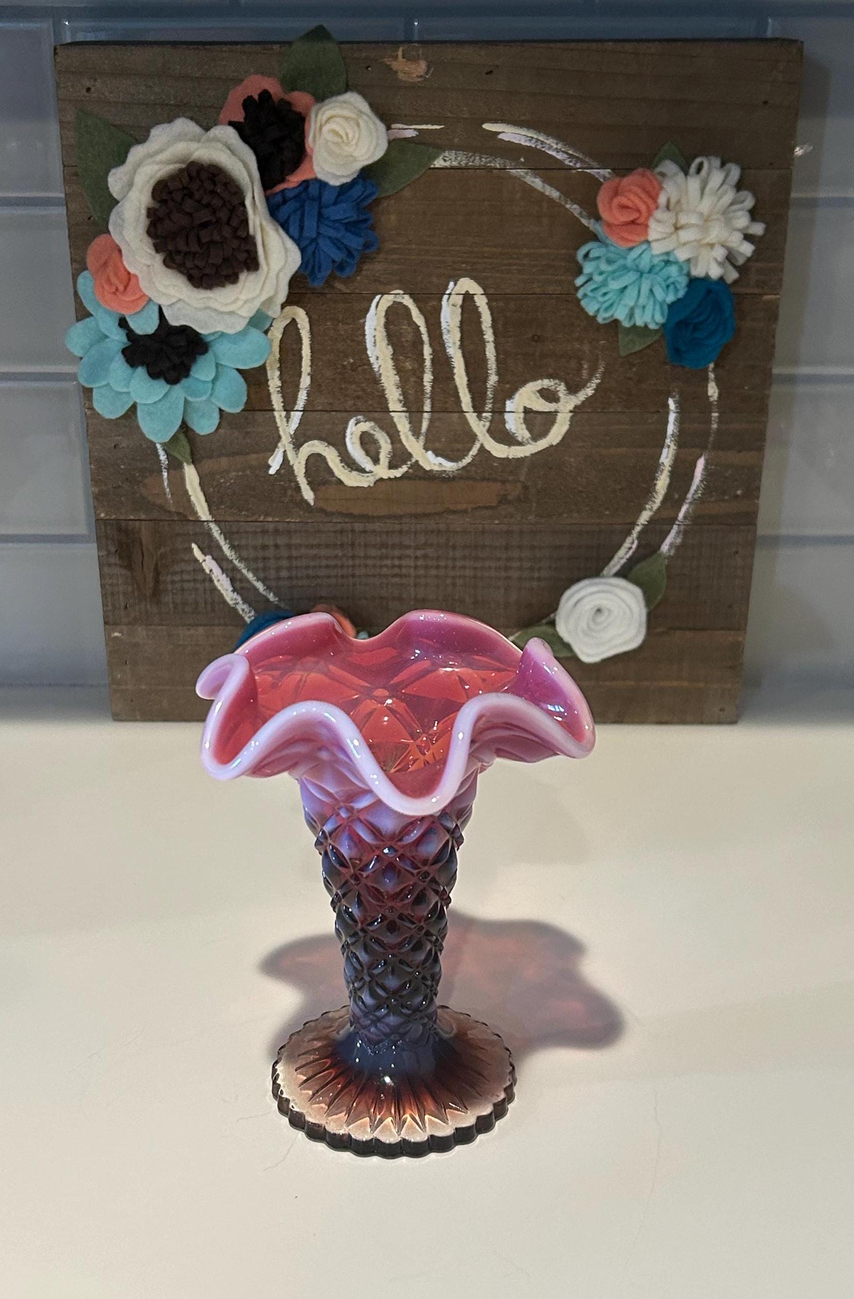 サイン入りプラムオパールセントフェントン花瓶：フリルリムガラス