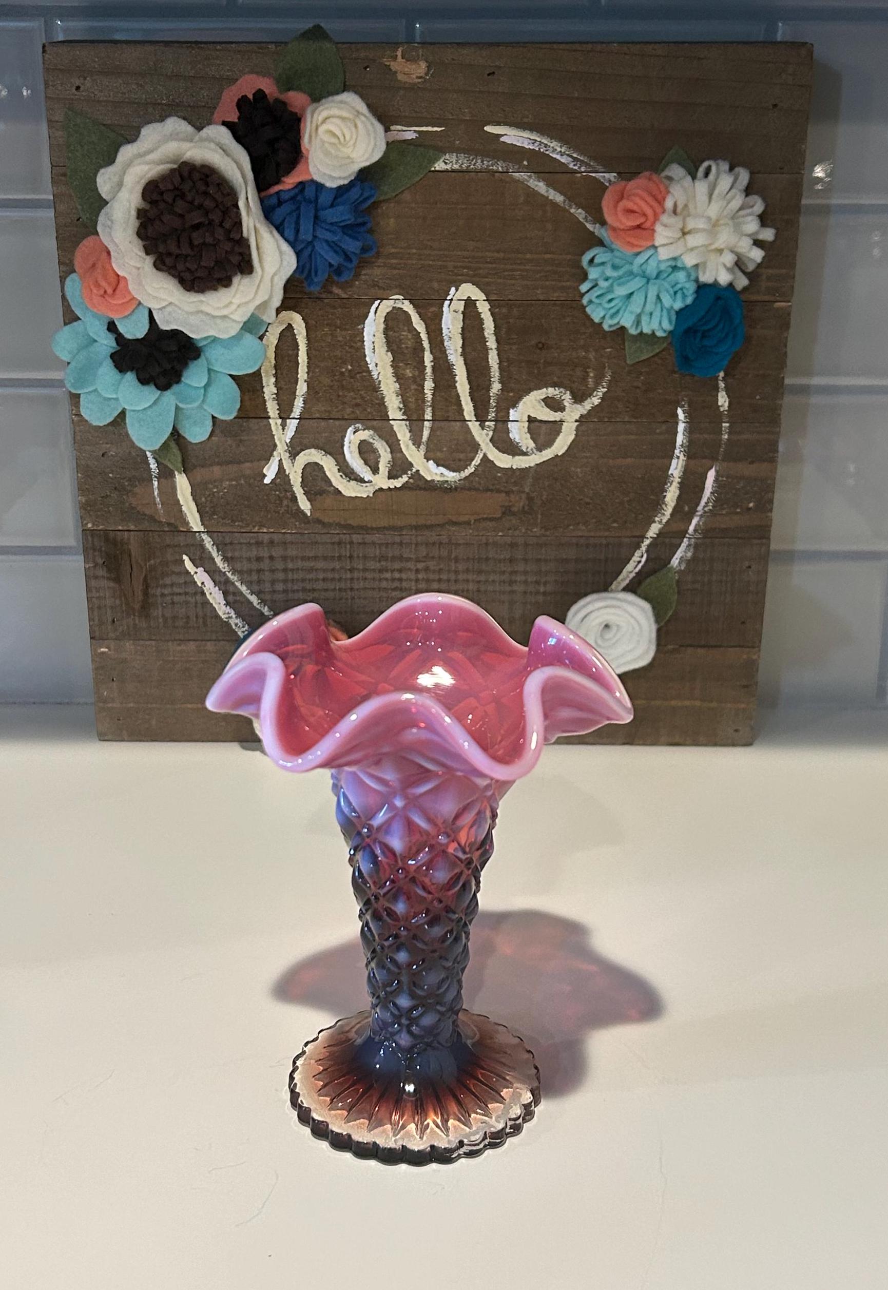 サイン入りプラムオパールセントフェントン花瓶：フリルリムガラス