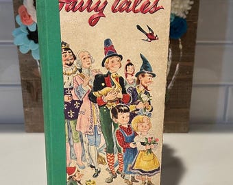 Op de afbeelding: Vintage "The Tall Book of Fairy Tales" met een groene rug. De omslag toont kleurrijke illustraties van sprookjesfiguren. De titel staat in rode letters. Uitgegeven door Harper & Brothers, opgericht in 1817.