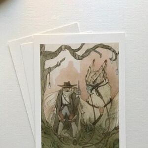 Może przedstawiać: Aquarela przedstawiająca osobę w brązowym kapeluszu i długim płaszczu, jadącą na białym, ptasim stworzeniu z długim dziobem. Tło to las z drzewami i wiszącymi przedmiotami.