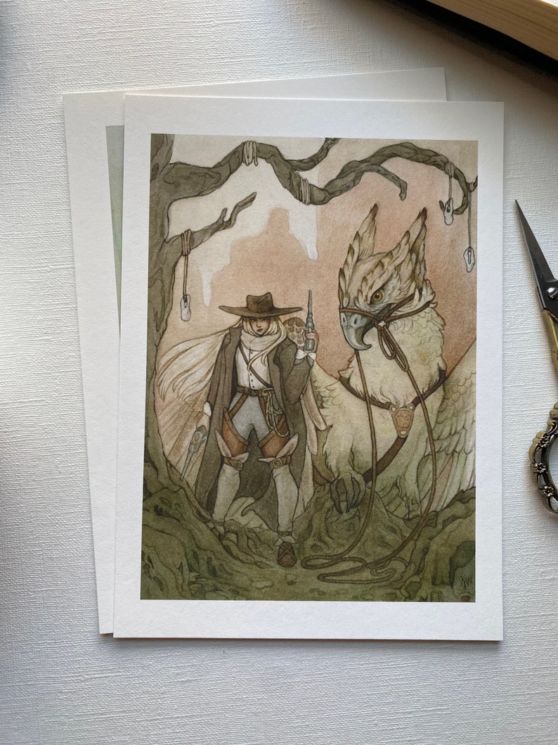 Może przedstawiać: Aquarela przedstawiająca osobę w brązowym kapeluszu i długim płaszczu jadącą na dużym białym ptaku z długim dziobem. Ptak ma sk&oacute;rzaną uprząż i stoi na zielono-brązowej ziemi. Tło jest jasnor&oacute;żowe z drzewem, z kt&oacute;rego zwisają gałęzie.