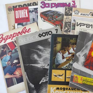 Könnte beinhalten: Eine Sammlung von Vintage-Magazinen aus der Sowjetunion, darunter "Ogonyok", "Zdorovye", "Svetovoe Foto", "Za Rulem", "Vokrug Sveta", "VP'81" und "Tekhnika Molodezhi".