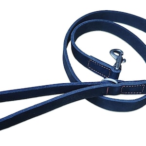 Op de afbeelding: Een donkerblauwe leren hondenriem met een zilveren clip en rode stiksels.