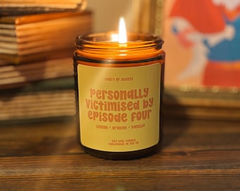 Personnellement victime de l'épisode quatre : bougie parfumée au citron, à l'orange et à la vanille, bougie livresque