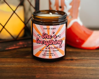 Bougie Elle est tout : bougie à la cire de soja parfumée à la pistache et au caramel salé