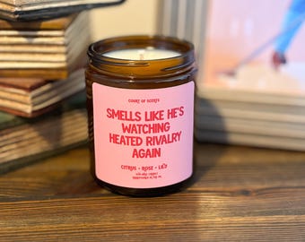 Ça sent comme s'il revoyait une rivalité passionnée : bougie parfumée aux agrumes, à la rose et au lys, bougie livresque