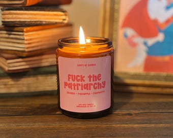 Fuck the Patriarchy : bougie parfumée à la noix de coco et à l'ananas, bougie livresque