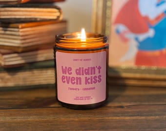 Bougie We Didn't Even Kiss : bougie de soja parfumée à la rhubarbe et à la cannelle, 8 oz