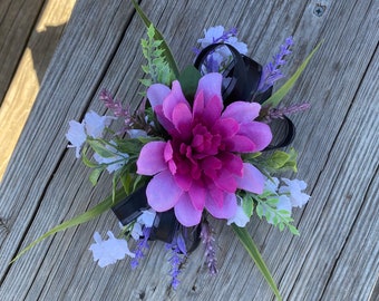 purple Prom corsage, purple white wedding corsage, father daughter dance corsage, outdoor wedding party corsage, spring party floral corsage