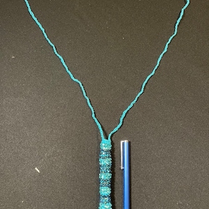 Hell-blaue Halskette mit Stifthalter plus Stifthalter dazu