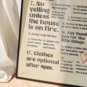 Puede incluir: Impresi&oacute;n enmarcada con fondo crema y texto negro. La impresi&oacute;n presenta una lista de reglas, incluyendo "No gritar a menos que la casa est&eacute; en llamas" y "La ropa es opcional despu&eacute;s de las 9 p.m."