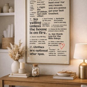Puede incluir: Una impresi&oacute;n enmarcada con una lista de reglas de relaci&oacute;n en texto negro. La impresi&oacute;n se muestra en una mesa de madera con una l&aacute;mpara, libros y objetos decorativos. Un frasco de vidrio con tapa de corcho tambi&eacute;n est&aacute; sobre la mesa.