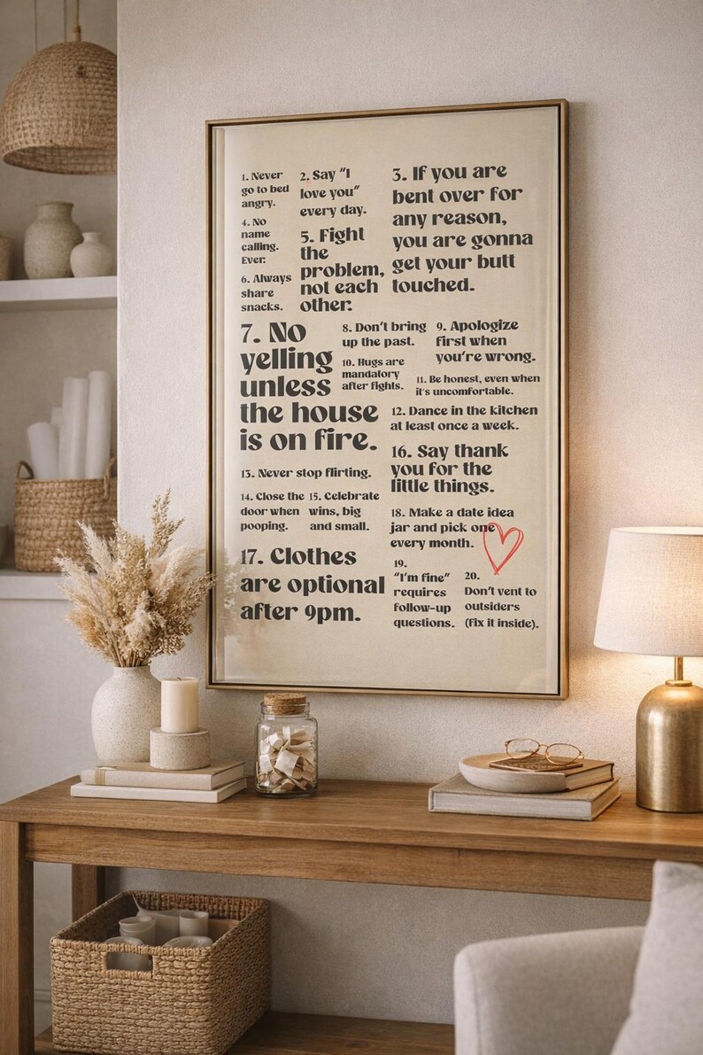 Puede incluir: Una impresi&oacute;n enmarcada con una lista de reglas de relaci&oacute;n en texto negro. La impresi&oacute;n se muestra en una mesa de madera con una l&aacute;mpara, libros y objetos decorativos. Un frasco de vidrio con tapa de corcho tambi&eacute;n est&aacute; sobre la mesa.
